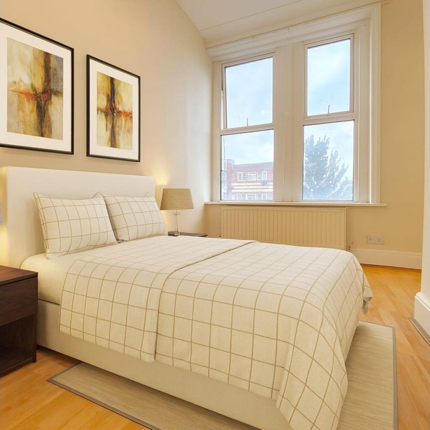 3 Bed Flat, Lea Bridge Road, E10 - Photo 1