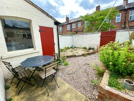Terraced House to rent on - Photo 2