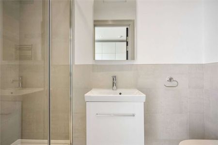 A Spacious, bright, open plan Studio flat with separate bedroom area situated in the centre of Whitechapel a short walk from transport links. - Photo 2