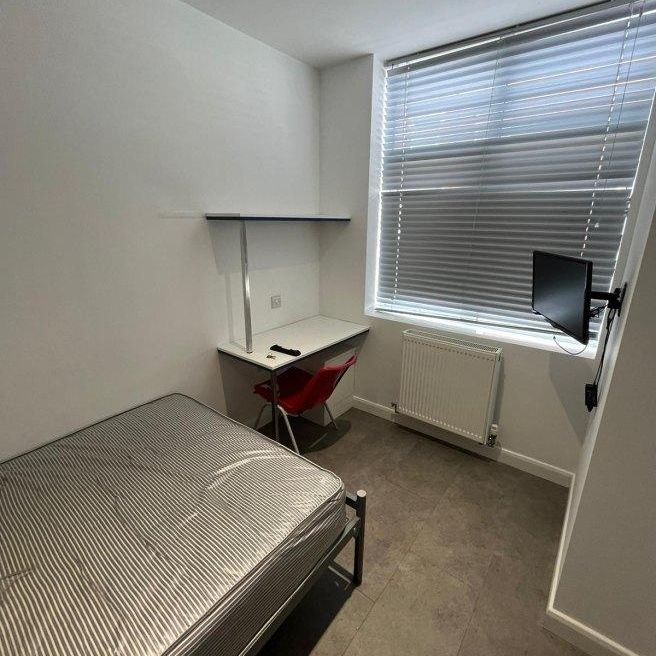 4 bedroom flat to rent - Photo 1