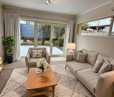 2-bedroom end unit in gated complex! - Photo 1