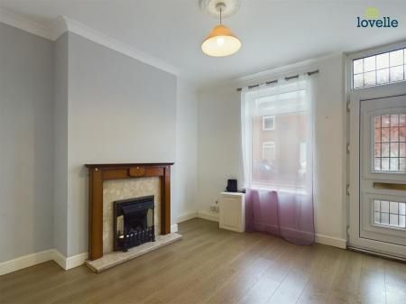 3 bedroom Terraced House To Let - Photo 2