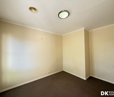 Spacious and charming 4 bedrooms house in Werribee - Photo 2