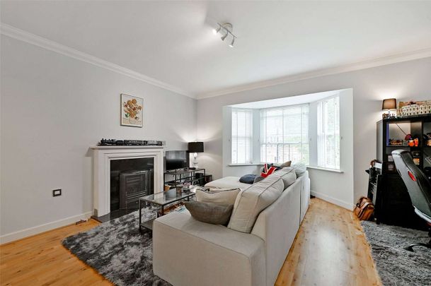 A spacious and impressive town house with ground floor rear extension in this sought after development. - Photo 1