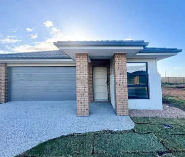 8 Mondegreen Close, Wyndham Vale VIC 3024 - Photo 3