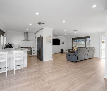 Renovated home complete with split systems and solar panels - Photo 6