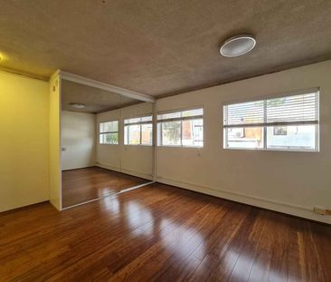 Studio apartment is located in a quiet part of Newtown - Photo 2