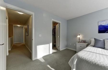 3 bed/2.5 bath Townhouse in Glenmore - Photo 5