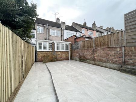 3 bedroom terraced house to rent - Photo 5