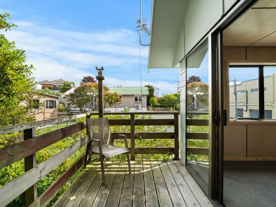 Sunny, stylish and sparkling new - Photo 1