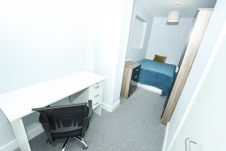 5 bedroom Flat To Let - Photo 4