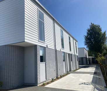 Modern Townhouse - Photo 5