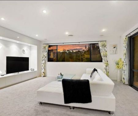 Spacious 6BR Retreat in Albany Heights - Photo 2