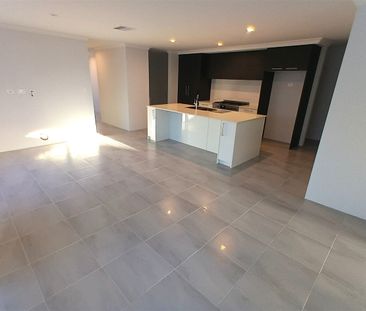 Spacious Brand New Family Home in Sought-After Lakelands - Photo 5