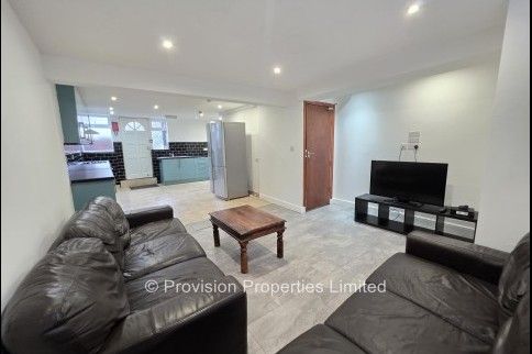6 Bedroom Student Properties Leeds - Photo 1