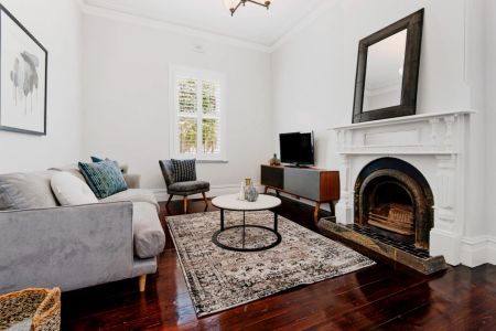 3 Bed, 1 Bath - Photo 2