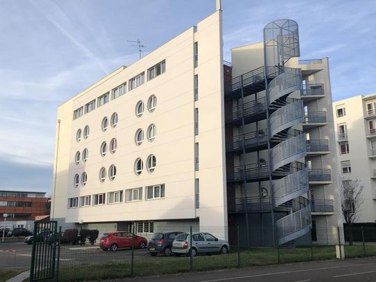 A 200M de l'Université, T2 Meublé en dernier étage d'une Résidence récente avec balcon couvert, vue Pyrénées, cave et parking privé, - Photo 1