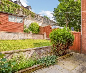 Victoria Grove, Wakefield - Photo 1