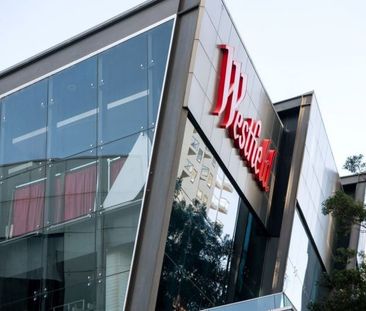 LARGE THREE-BEDROOM HOME - IDEAL LOCATION - Photo 5