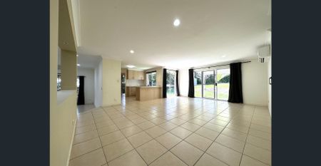 4 BED FAMILY HOME IN COOMERA WATERS! NEW CARPET AND 3 AIRCON! - Photo 2