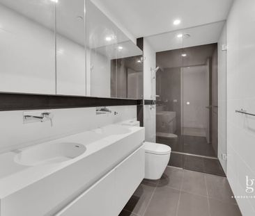 Stylish & Light-Filled Apartment - Photo 3