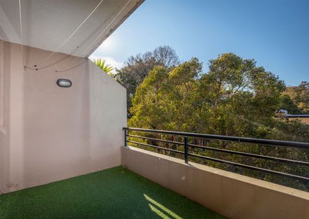 Sun-lit and Spacious Top Floor Apartment - Photo 3