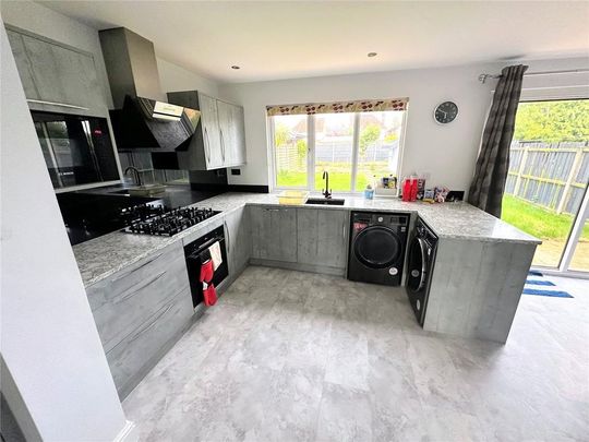 4 bedroom detached house to rent - Photo 1