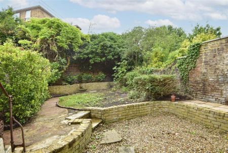 4 bedroom flat to rent - Photo 2