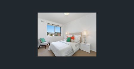Top Floor, Light & Airy, Great Location - Photo 2