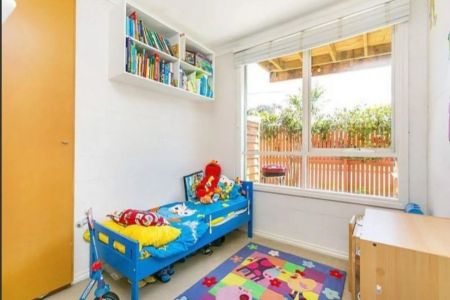 'UNDER APPLICATION' WARM & HOMELY | CONVEINIENT PARKDALE LOCATION! - Photo 3