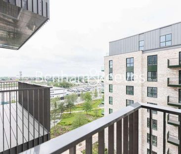 Greenleaf Walk, Southall, UB1 - Photo 2