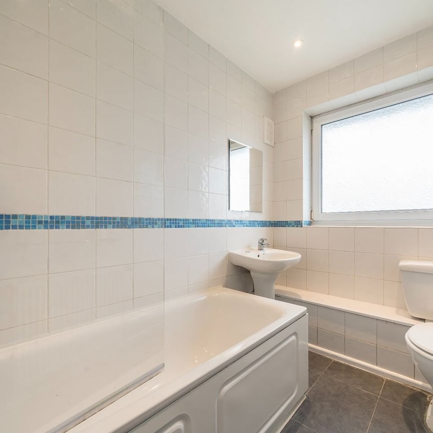 2 Bed Maisonette, Courtlands Avenue, SE12 - Photo 1