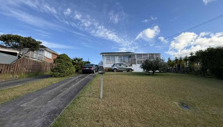 Charming Three-Bedroom House - Photo 5