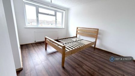 4 bedroom end of terrace house to rent - Photo 5