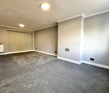 Gorsewood Road, Woking - 4 bedrooms Property for lettings - Seymours - Photo 4