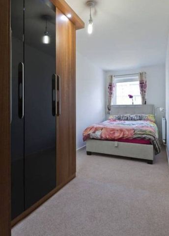 3 Bed Flat, Ealing Road, TW8 - Photo 2