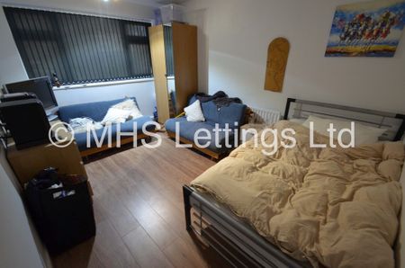 3 Bedroom Mid Terraced House for rent in The Poplars - Photo 2