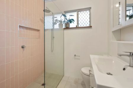 Beautifully renovated home with elevated outlooks - Photo 4
