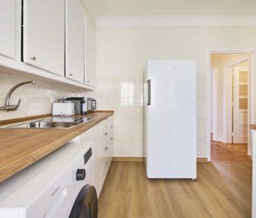 Room in a shared 6-bedroom apartment for rent in Lisbon. - Foto 4