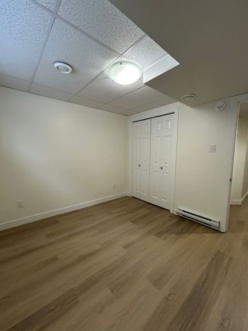 3 Bedroom Lower Unit in Mayfair - Photo 3