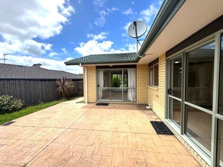 4 Bedrooms Prime Location Home in Henderson - Photo 2