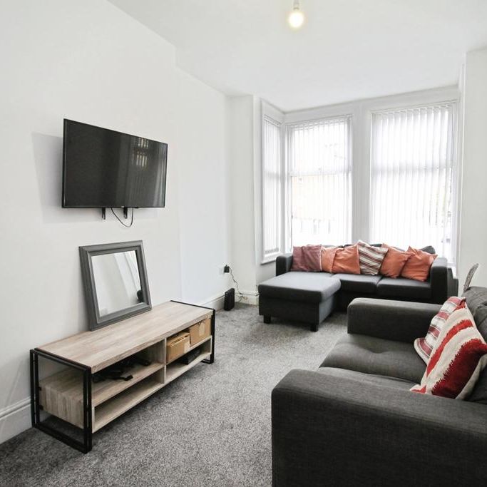 4 bedroom end of terrace house to rent - Photo 1