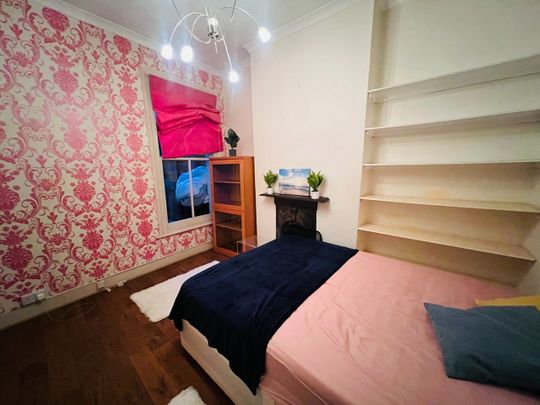 Room in a Shared House, With Garden And Jacuzzi, SW18 - Photo 1