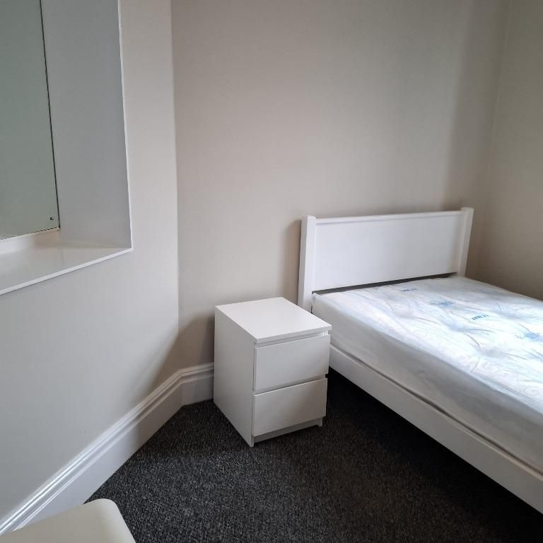 1 bedroom in a house share to rent - Photo 1