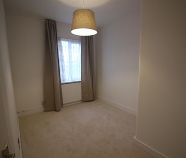 5 bed house to rent in Garratt Road, Edgware, HA8 - Photo 3