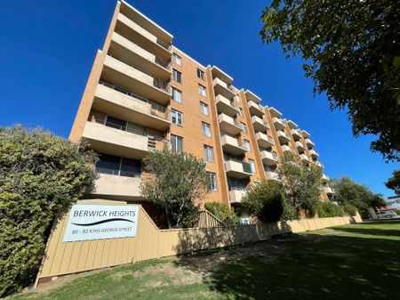 CITY VIEWS! Spacious 1 Bedroom, 1 Bathroom apartment in a secure complex! - Photo 4