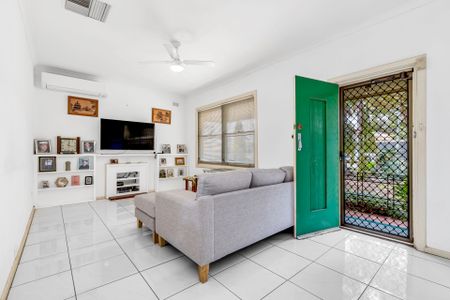 Renovated 3 bedroom home - Photo 2