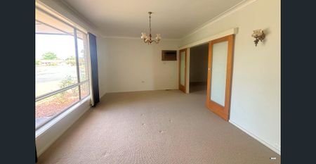 Large Family Living - Photo 3