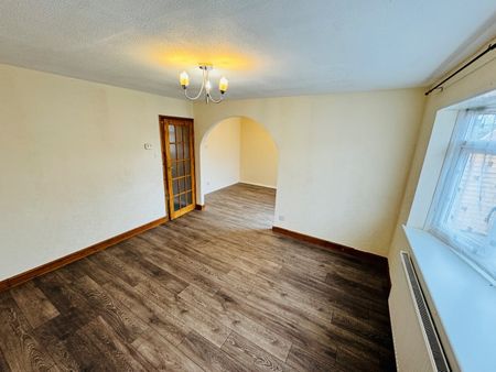 3 Bed Terraced House, Harris Road, LE4 - Photo 2