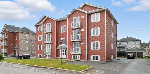 TRÈS GRAND APPARTEMENT 5 1/2 DE +- 1365 PI.CA AVEC THERMOPOMPE À LOUER À SAINT-RÉMI DÈS NOVEMBRE! - Photo 2